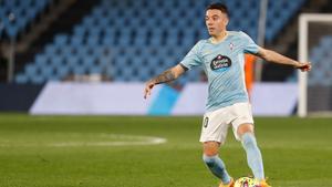 El delantero del Celta de Vigo, Iago Aspas, controla el balón durante el encuentro ante el Mallorca