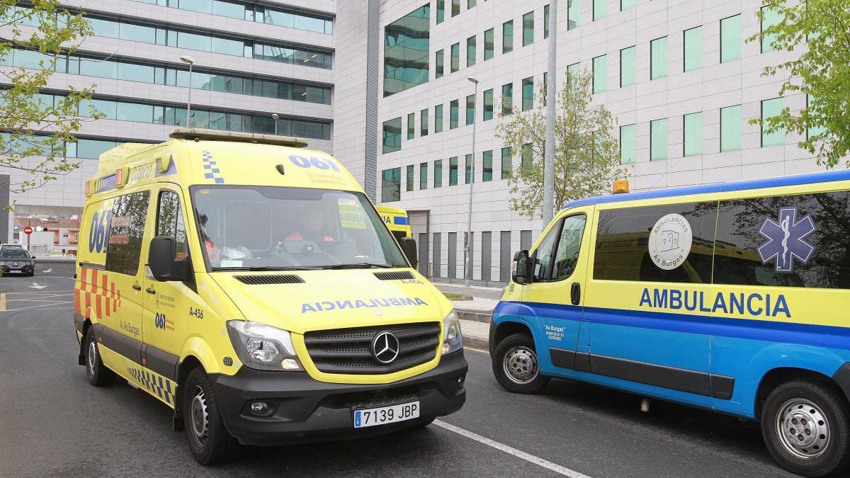 Entrada del Complexo Hospitalario Universitario de Ourense durante el traslado en ambulancia de pacientes de Covid-19. // Iñaki Osorio