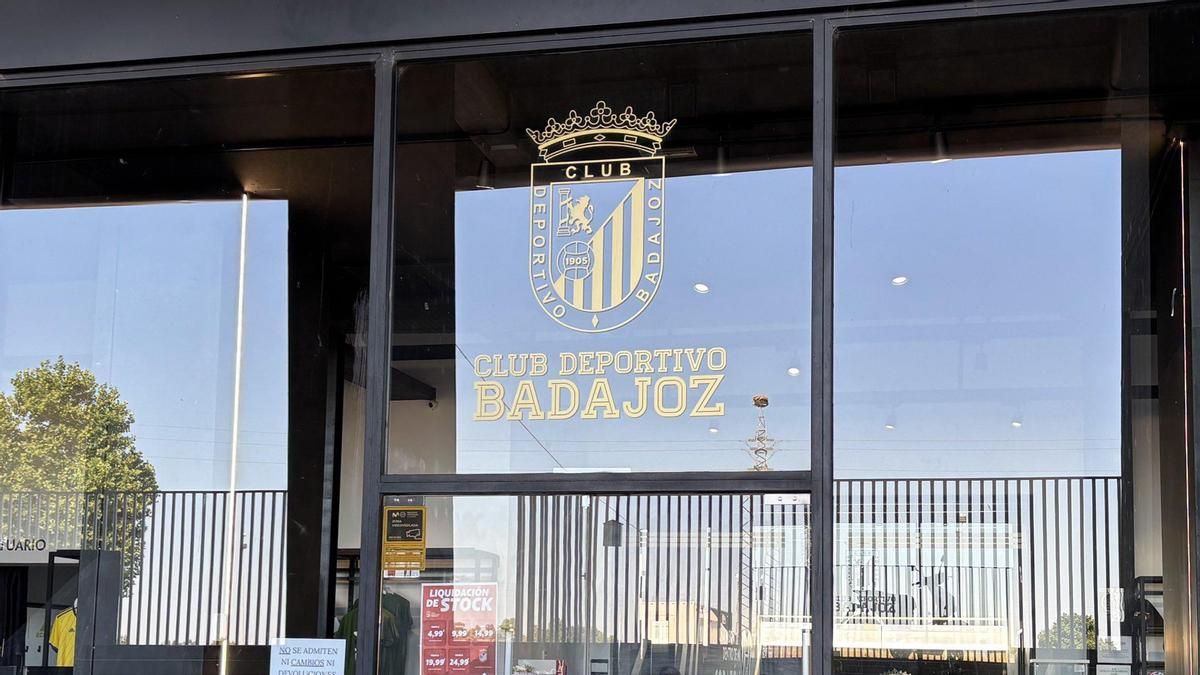 La tienda Adidas del Nuevo Vivero cerrará sus puertas para dar paso a Macron, nueva firma deportiva del Badajoz.