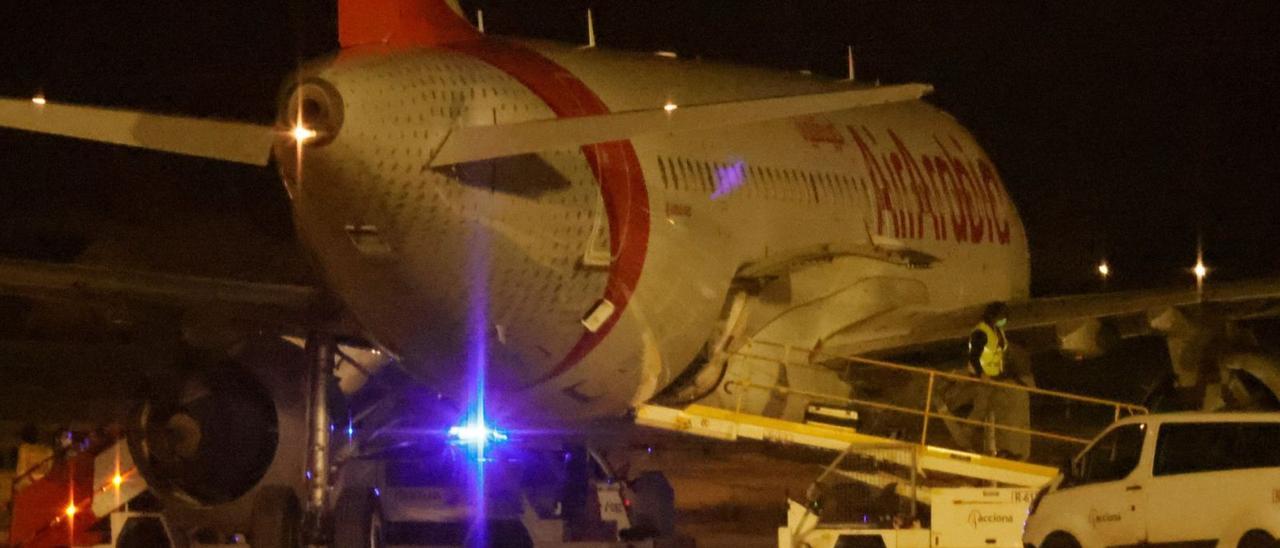 El avión de la compañía Air Arabia Maroc, el viernes, parado en el aeropuerto de Palma. | CATI CLADERA / EFE