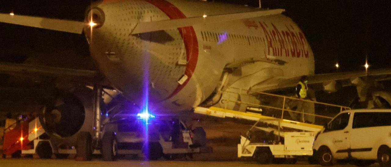 El avión de la compañía Air Arabia Maroc, el viernes, parado en el aeropuerto de Palma. | CATI CLADERA / EFE