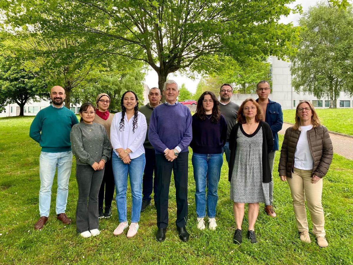 Investigadores del Cretus de la Universidade de Santiago que desarrollaron un método sustentable para extraer gelatina de la piel del pez con uso alimentario, farmacéutico y cosmético.