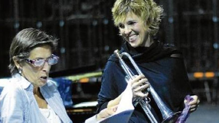 Mireia Farrés parla amb Lluïsa Viñas a l&#039;escenari del Kursaal durant la presentació del concert a la premsa