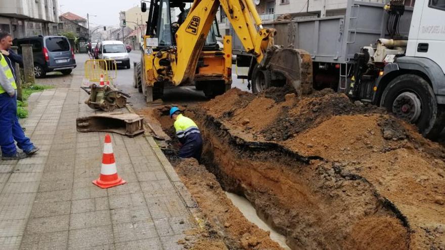 La red de agua de Vilagarcía sufre otra avería en la avenida de Cambados