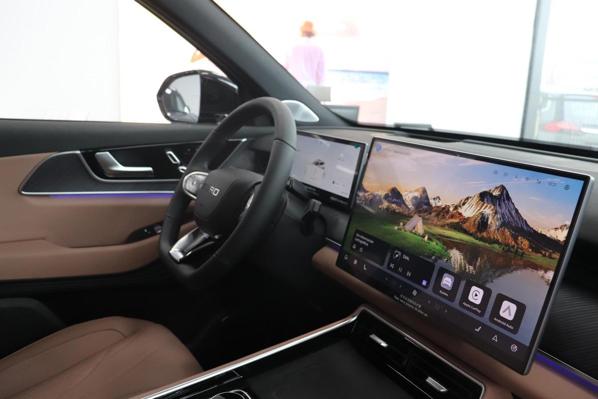 Interior del EBRO S800 PHEV.