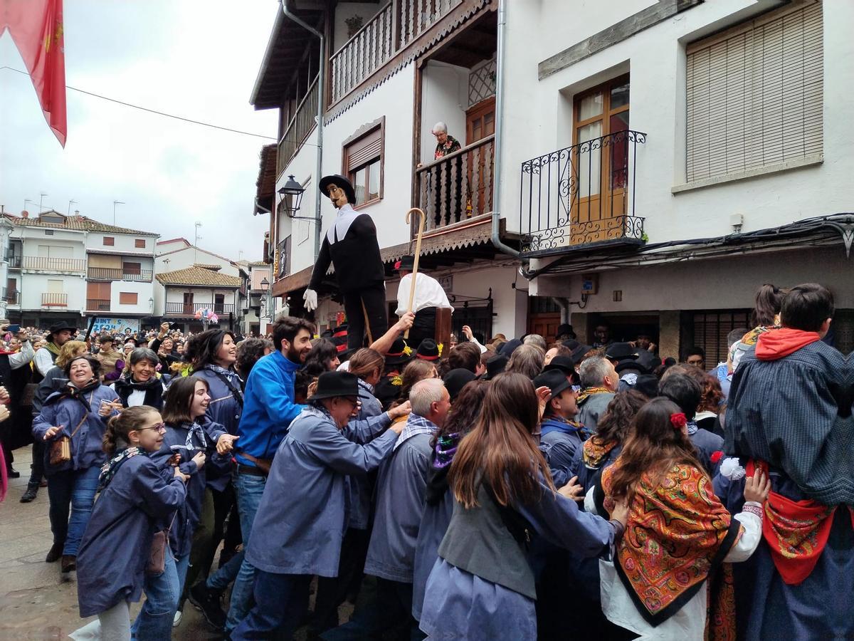 Galería | La misteriosa tradición del Pero Palo llena Villanueva de la Vera