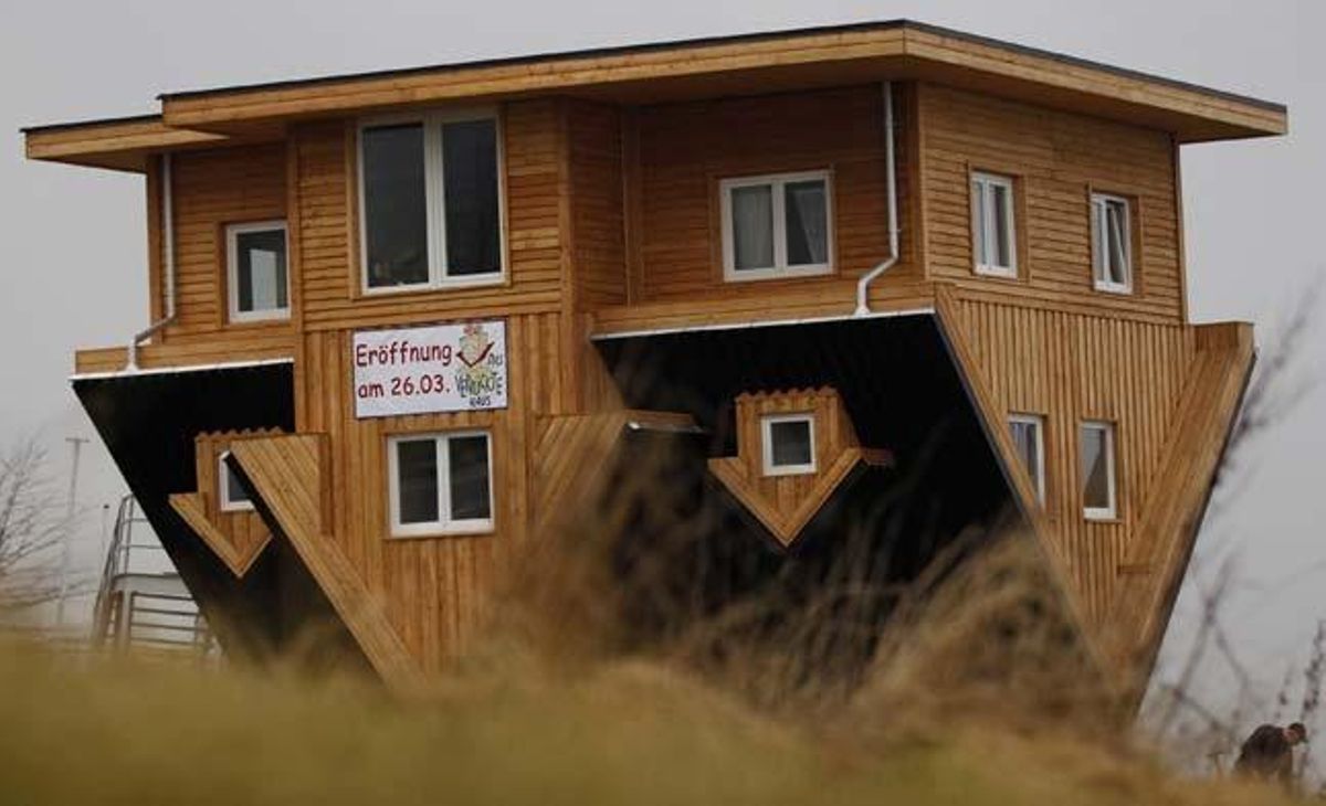 La ’Casa Boja’, amb tots els mobles i complements domèstics invertits, és una atracció turística que obrirà les seves portes a finals de març a Bispingen, al nord d’Alemanya.