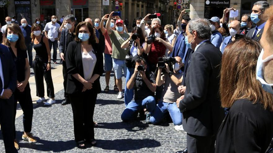 El president de la Generalitat, Quim Torra, l&#039;alcaldessa de Barcelona, Ada Colau, i altres membres de les dues institucions es troben al mig de la plaça de Sant Jaume després del minut de silenci per les víctimes de la covid-19