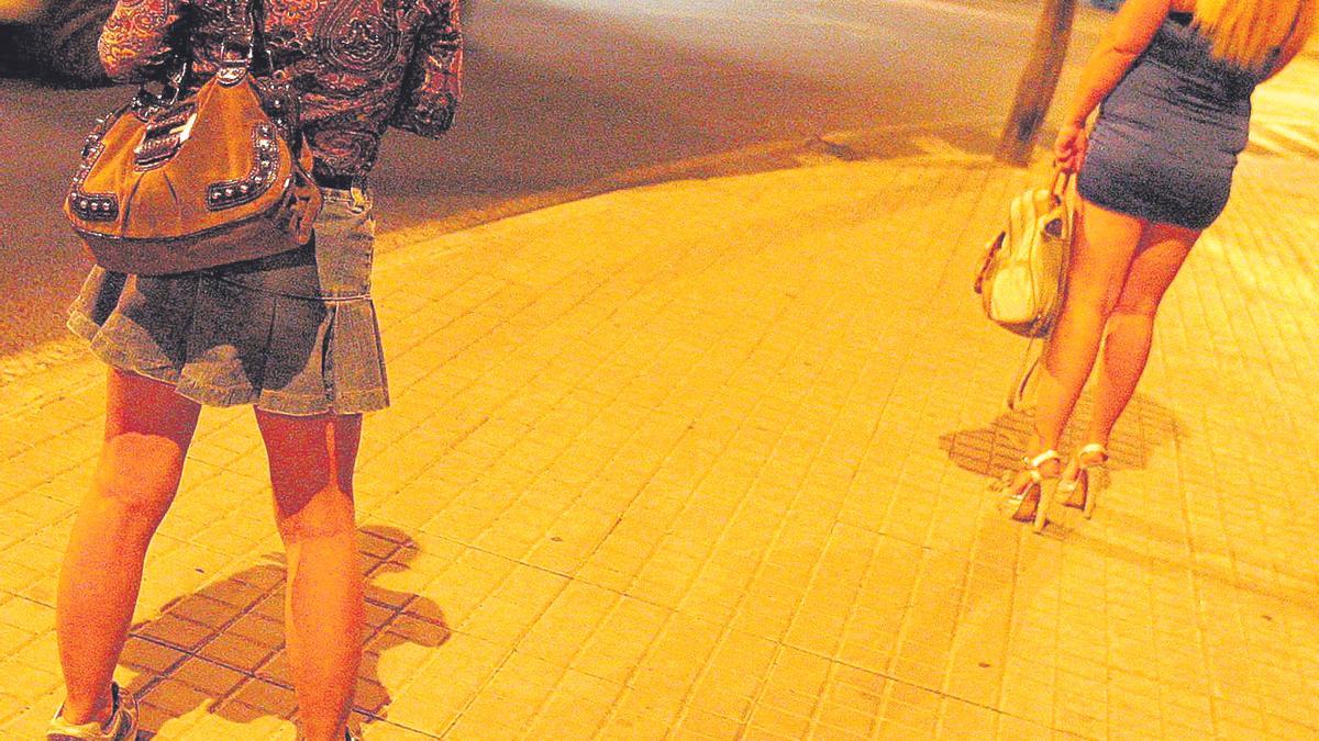 España es uno de los países donde más prostitución se consume, y uno de los principales destinos de las mafias de trata de mujeres.