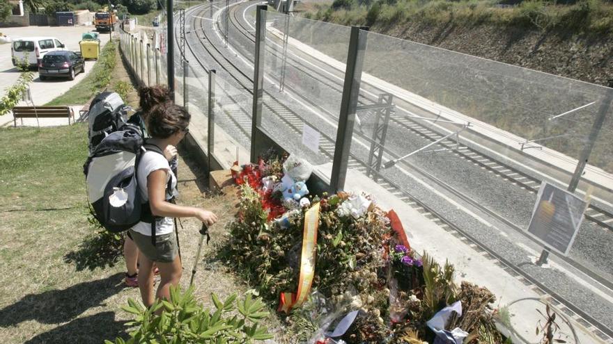 Vecinos de Angrois ante el lugar del accidente (archivo). // X. Álvarez