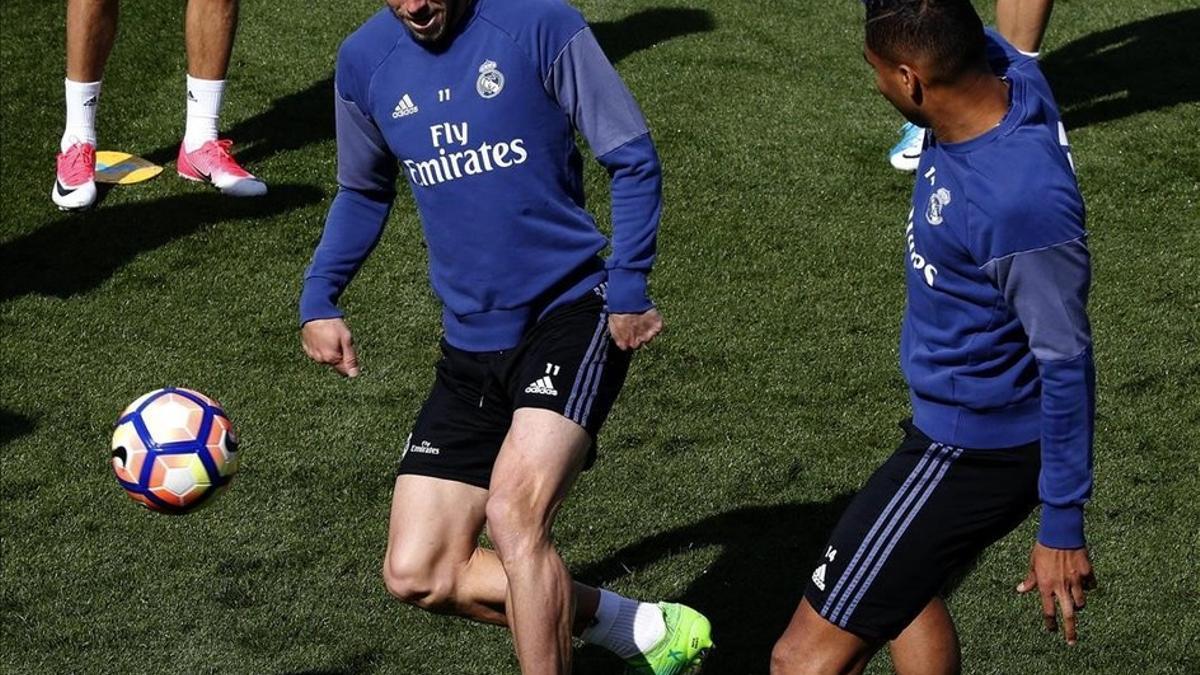 Gareth Bale y Casemiro, durante el entrenamiento de este sábado en la ciudad deportiva de Valdebebas