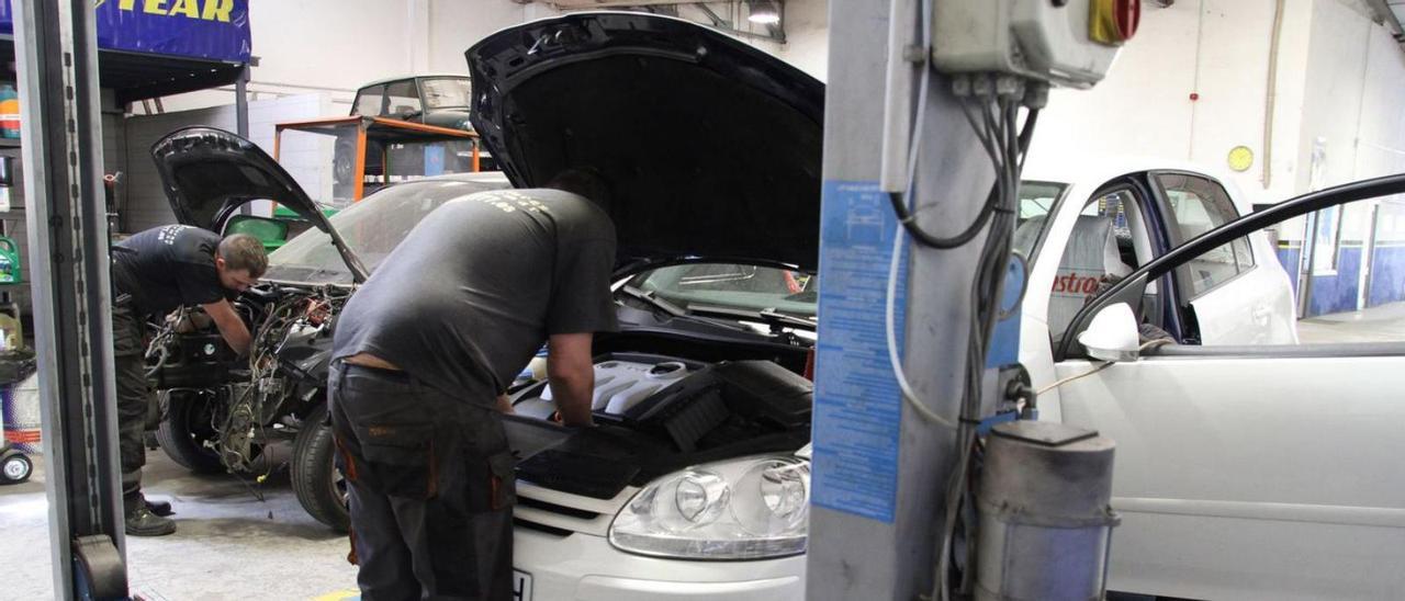 Mecánicos arreglamdo vehículos. | Jose Luis Fernández