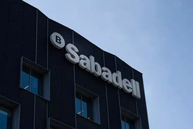 Sabadell acusa a BBVA de vulnerar el régimen de OPAs y ofrecer datos "incompletos"