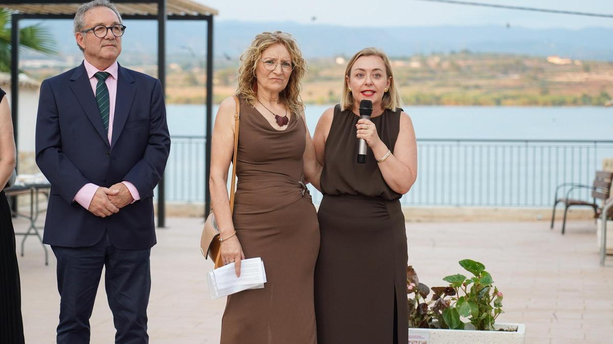 El presidente de la Mancomunitat de la Vall d'Albaida, la alcaldesa de Sempere y la vicepresidenta de la diputación, Natàlia Enguix.