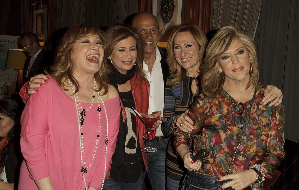 Mila Ximénez, siempre riendo y feliz, junto a algunos compañeros de 'Sálvame'