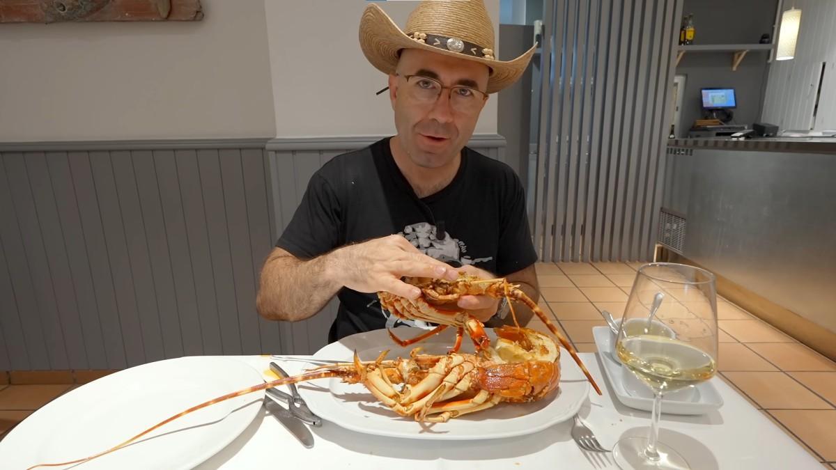 Sezar Blue probando la langosta de la marisquería Cancelo