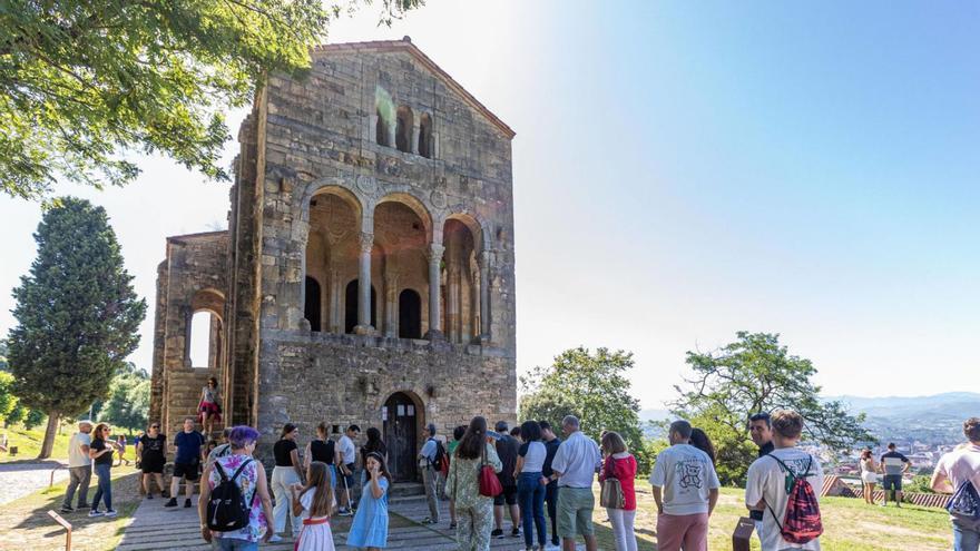 Turistes delantre de Santa María del Naranco nuna imaxe d'archivu. | DAVID CABO