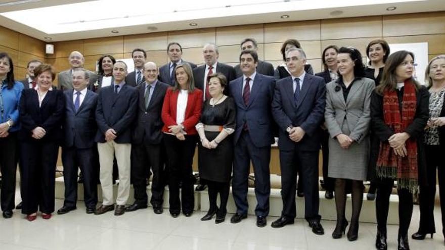 Los consejeros de Sanidad de las autonomías flanquean a la ministra, Ana Mato. El segundo por la izquierda, casi tapado, es el asturiano Navia-Osorio.