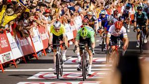 Breda (Netherlands), 21/08/2022.- Irish cyclist Sam Bennett (2-L) of Bora-hansgrohe wins the third stage of the 77th La Vuelta cycling race, over 193.2km around Breda, the Netherlands, 21 August 2022. (Ciclismo, Países Bajos; Holanda) EFE/EPA/SEM VAN DER WAL
