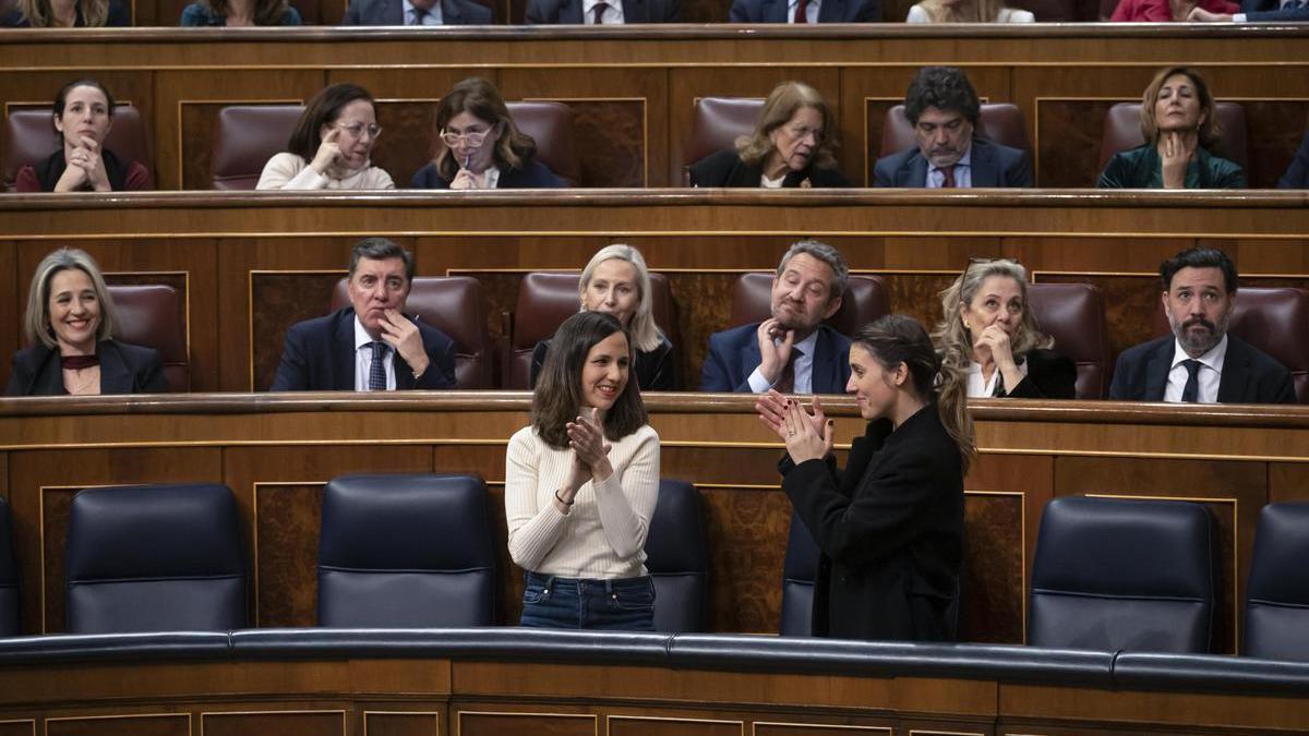 Las ministras de Derechos Sociales, Ione Belarra (c), y de Igualdad, Irene Montero (d), aplauden tras aprobarse el proyecto de ley de bienestar animal en el Congreso.