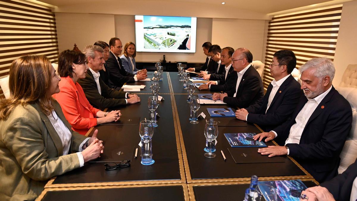 La reunión entre Rueda y directivos de Citic Group, entre ellos Xi Guohua, situado frente al presidente de la Xunta.