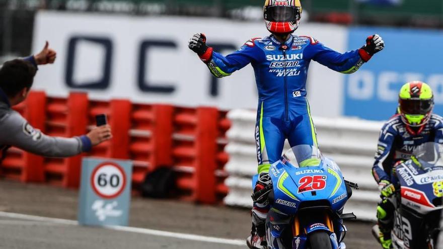 Maverick Viñales celebra sobre la moto su primera victoria en una carrera de MotoGP.