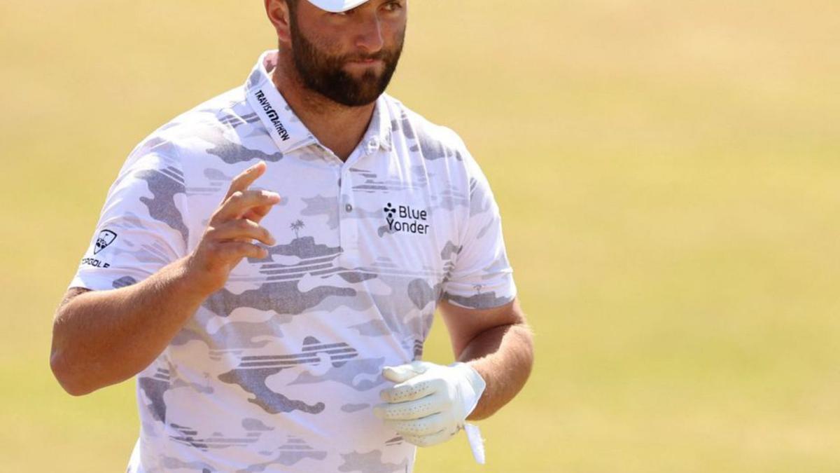 Jon Rahm saluda durante el recorrido de ayer. |  // EFE