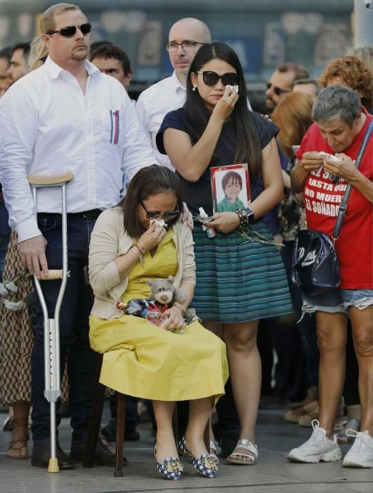 Barcelona homenajea a las víctimas del 17A con ...