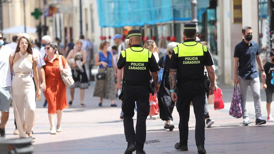 Dos agentes de la Policía Local de Zaragoza en la calle Alfonso.  | ÁNGEL DE CASTRO