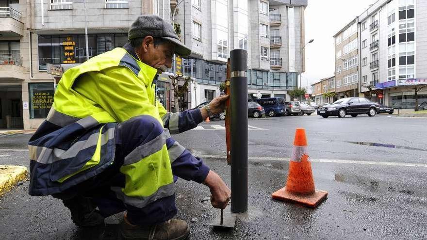 Pivotes de seguridad en la esquina de las rúas que confluyen en la Praza da Marina. // Bernabé/Javier Lalín