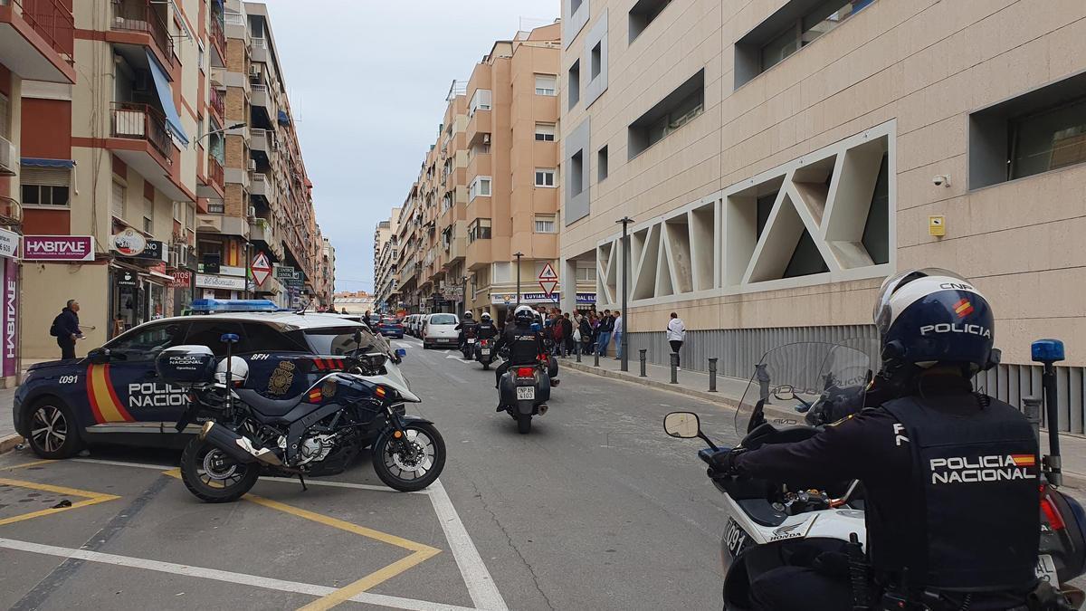Policías nacionales en la Comisaría Provincial de Alicante.