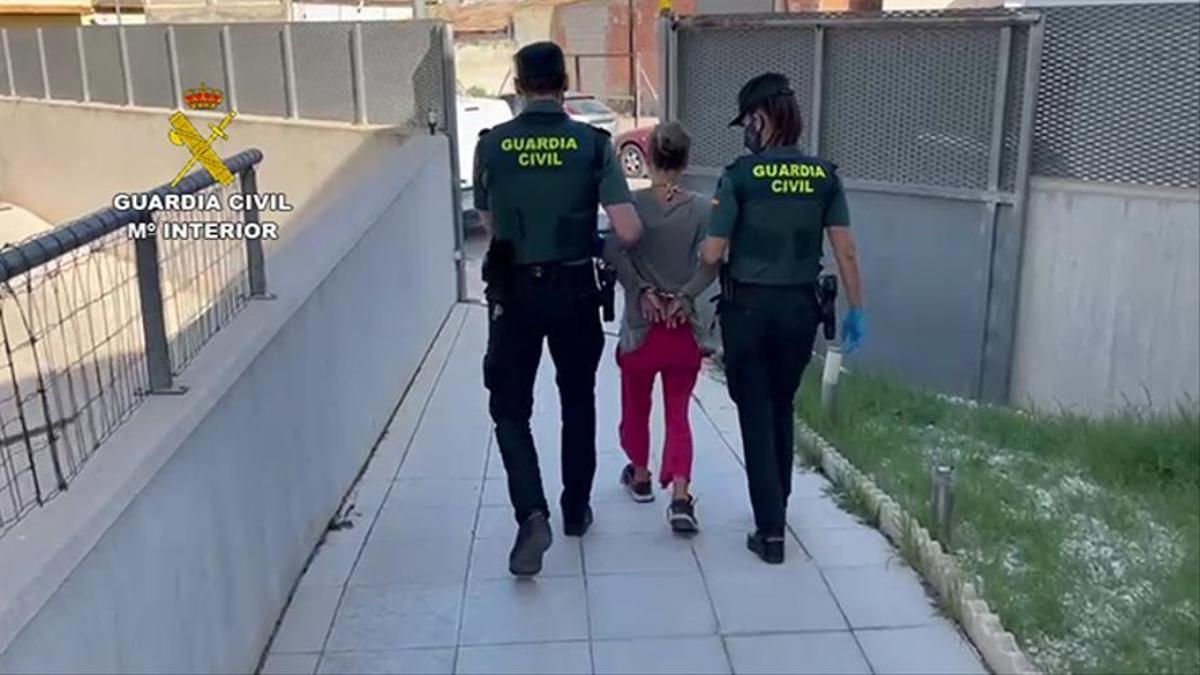 La Guardia Civil de Almoradí traslada a la detenida.