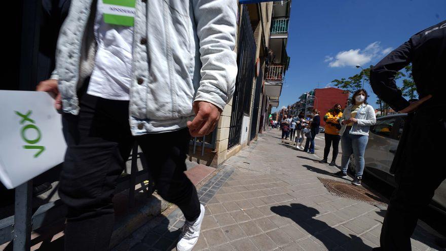 Colas en uno de los colegios electorales de Vallecas.