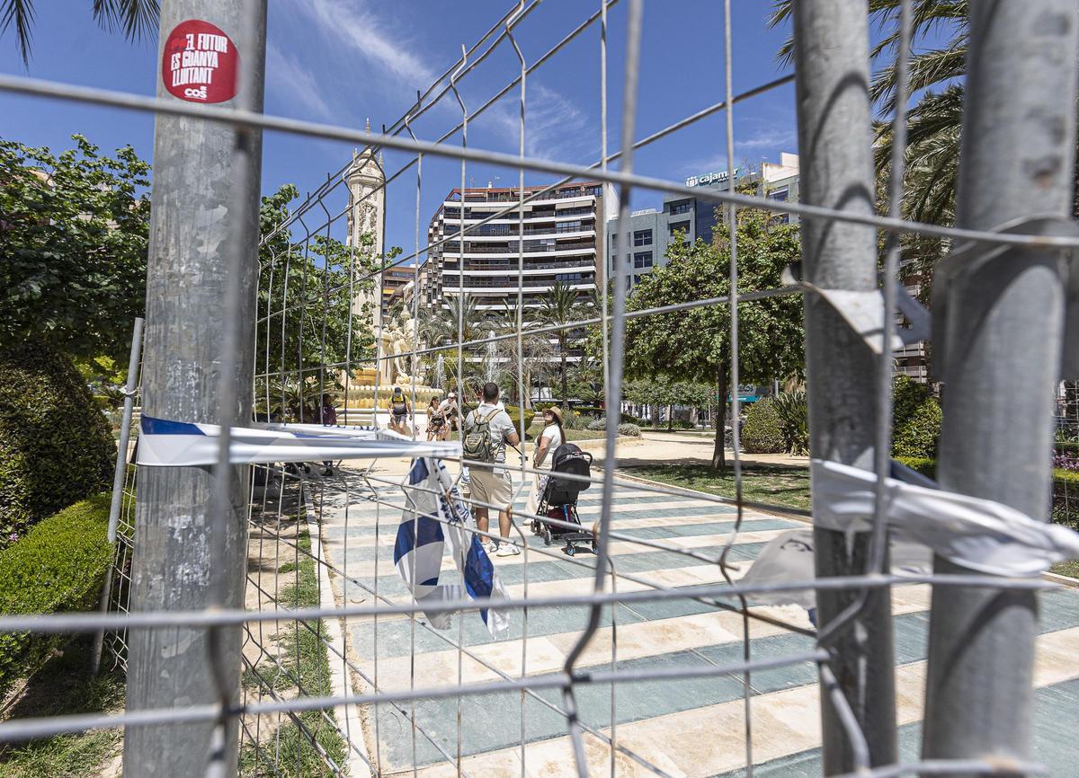 Los trabajos en la Plaza de Luceros ya están en marcha en previsión del ascenso del Hércules el domingo.