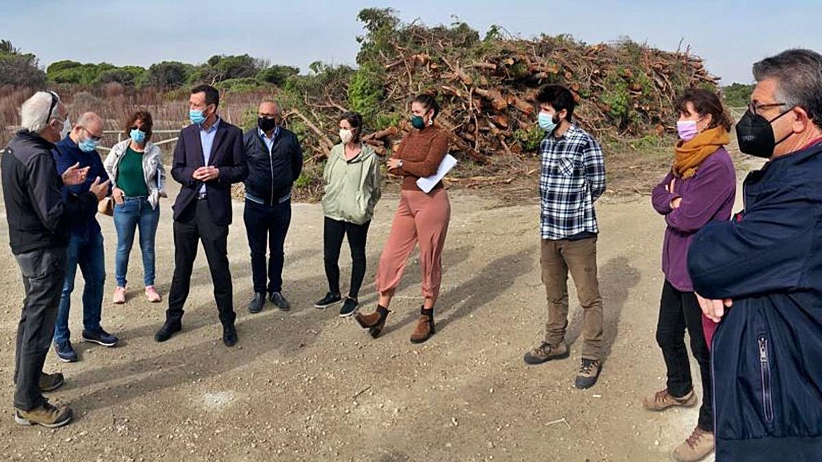 La consellera de Agricultura y el alcalde, ayer en la zona donde se está actuando.