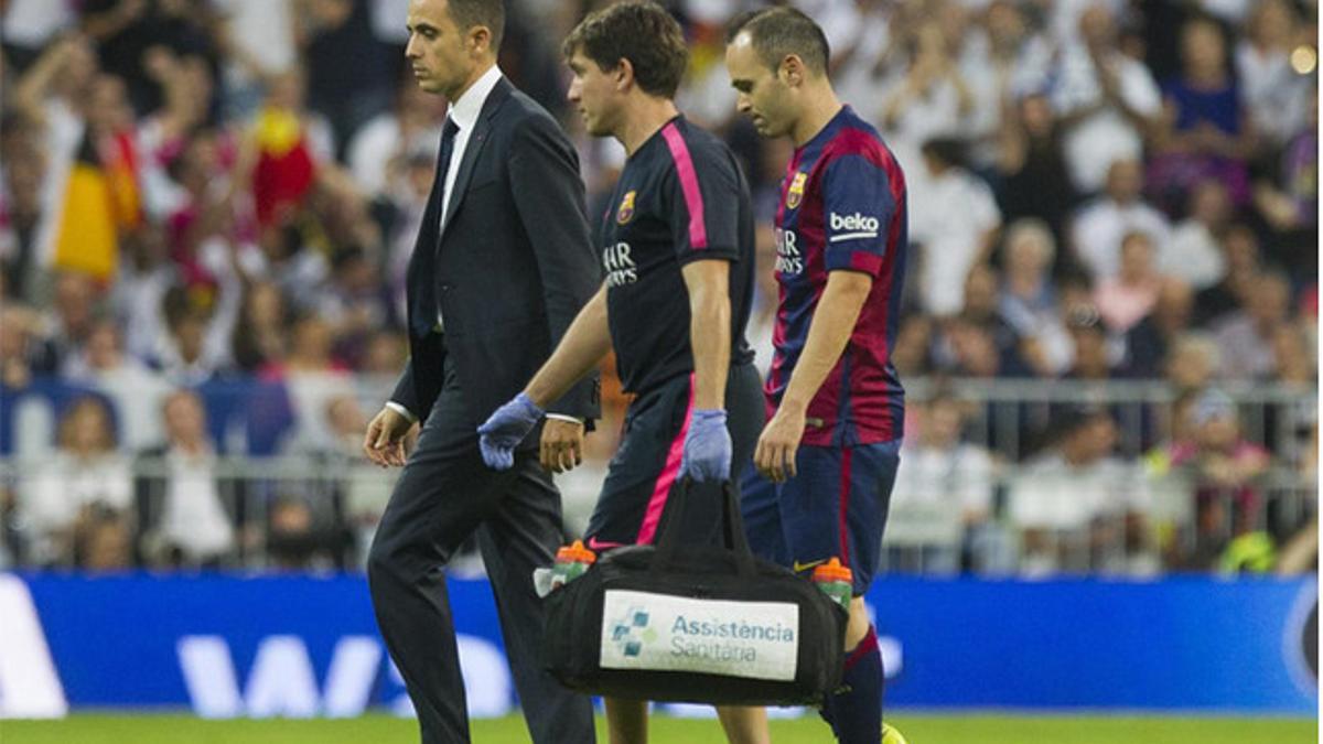 Andrés Iniesta se marcha lesionado en el Santiago Bernabéu