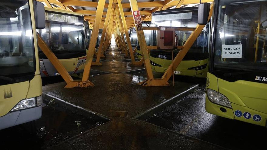 Seis nuevas jornadas de huelga de autobuses en Santiago: consulta los días y los servicios mínimos