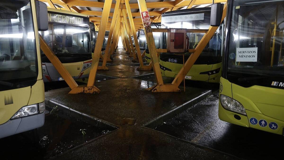 Los autobuses urbanos de Santiago en la cochera de Amio durante una de las jornadas de paro de diciembre