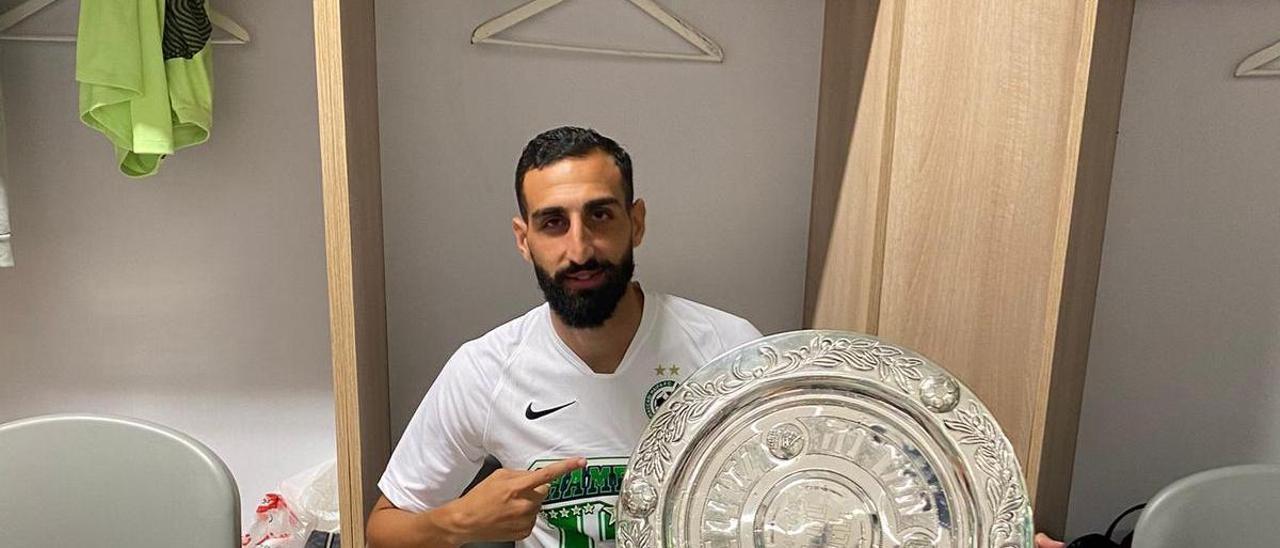 José Rodríguez celebra, junto al trofeo, el campeonato de la Liga de Israel