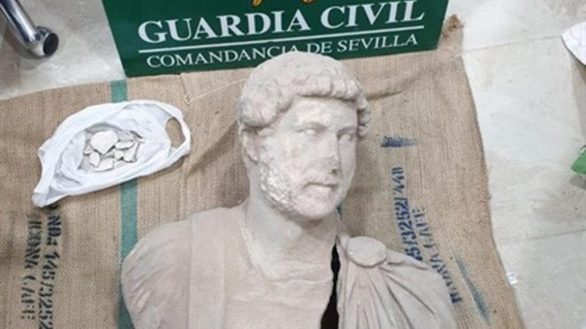 Recuperado un busto del emperador Adriano del siglo II oculto en una finca de Sevilla