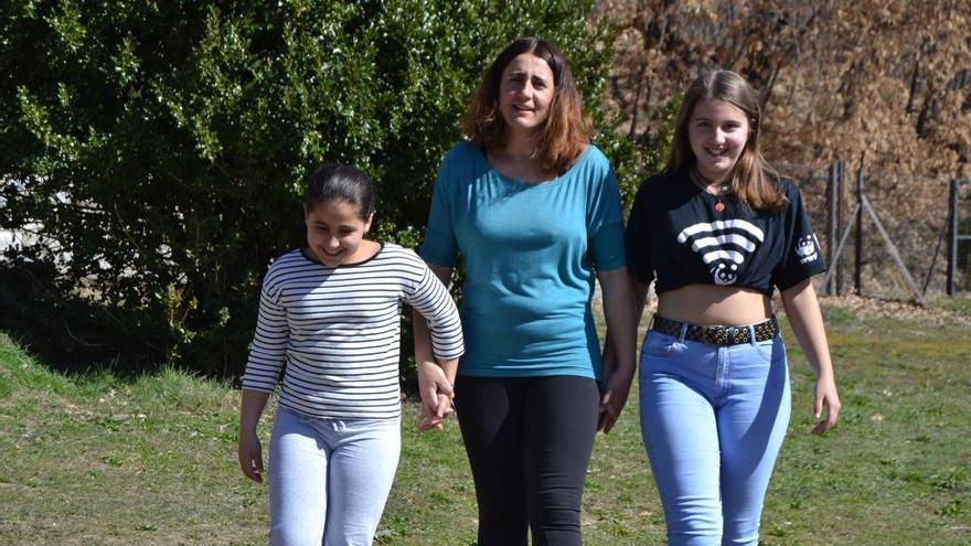 Rosa González Chimeno, centro, pasea por el campo de Santa Colomba con sus hijas.