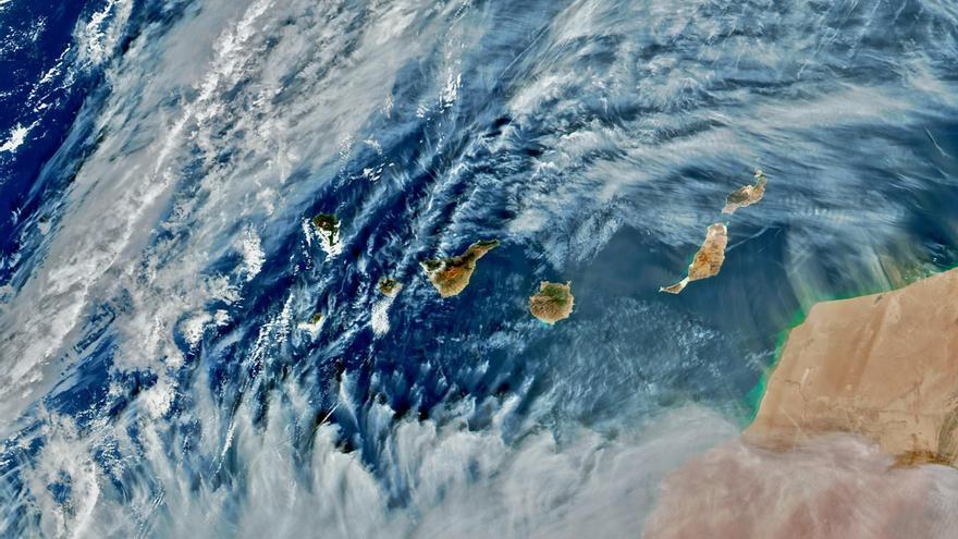 Cielos “caóticos” con nubes y calima en Canarias: el polvo en suspensión se irá este día