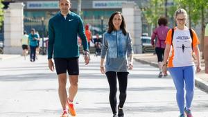 Ione Belarra (c) y Roberto Sotomayor (i), en el parque del Retiro en Madrid, en abril de 2023.