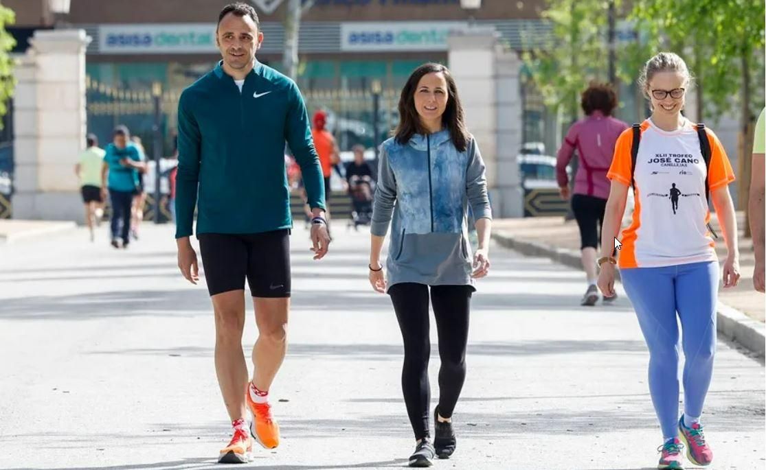 Ione Belarra (c), secretaria general de Podemos, y Roberto Sotomayor (i), candidato de Podemos a la Alcaldía de Madrid, este domingo en el parque del Retiro en Madrid.