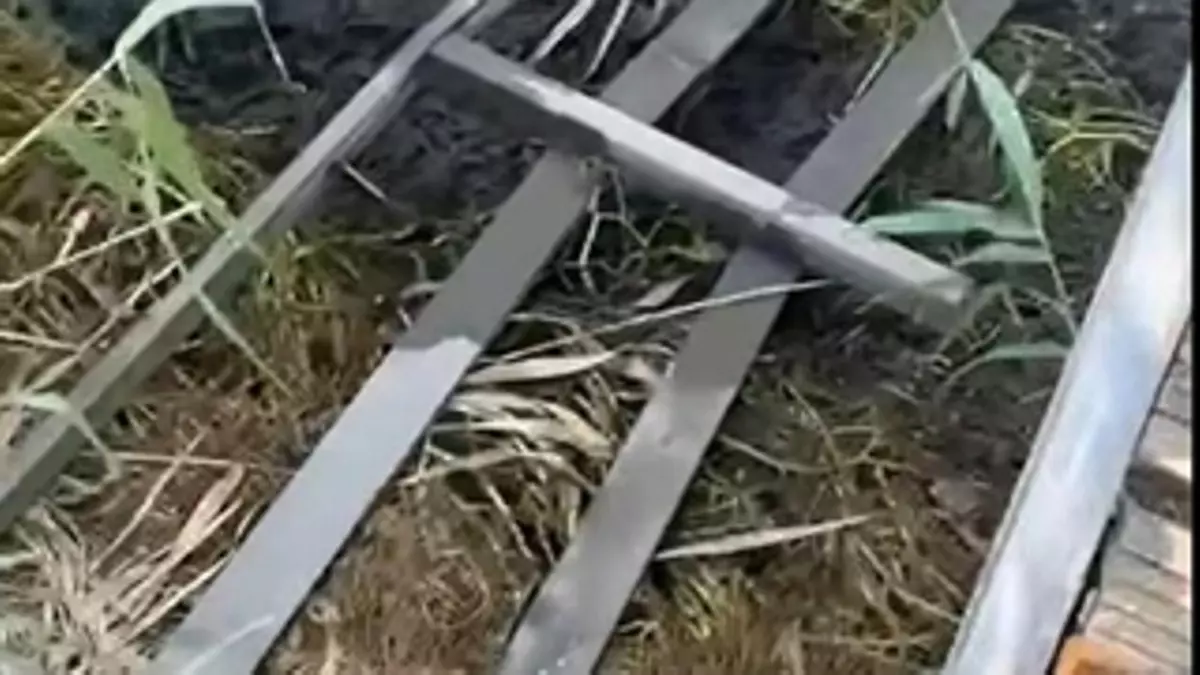 Así han dejado los vándalos un tramo del paseo del Umia en Cambados