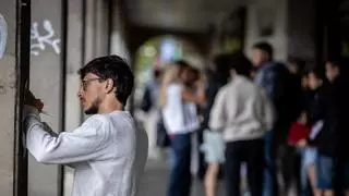 Largas filas para pedir trabajo en los recintos de las Fiestas del Pilar: "Además de ganar dinero es una experiencia"