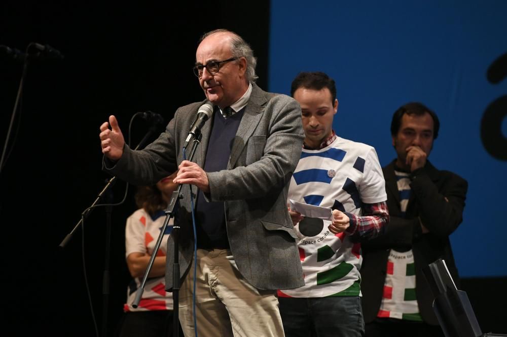 A Radio Conta celebra en el teatro Rosalía su quinta edición, en la que homenajeó a Ángel Gómez Hervada y recaudó fondos para Aspace