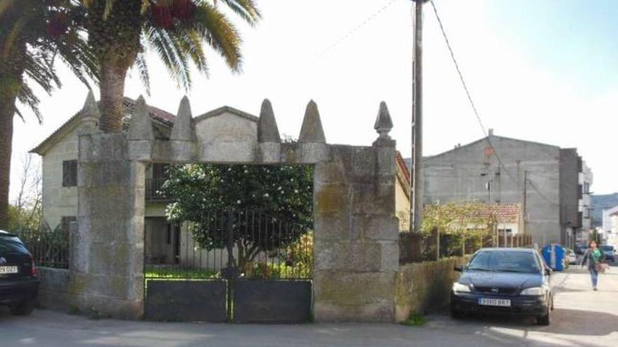 Edificio de la antigua casa médica de Goián que se adaptará para la nueva escuela infantil.  // C. A. / E. G.