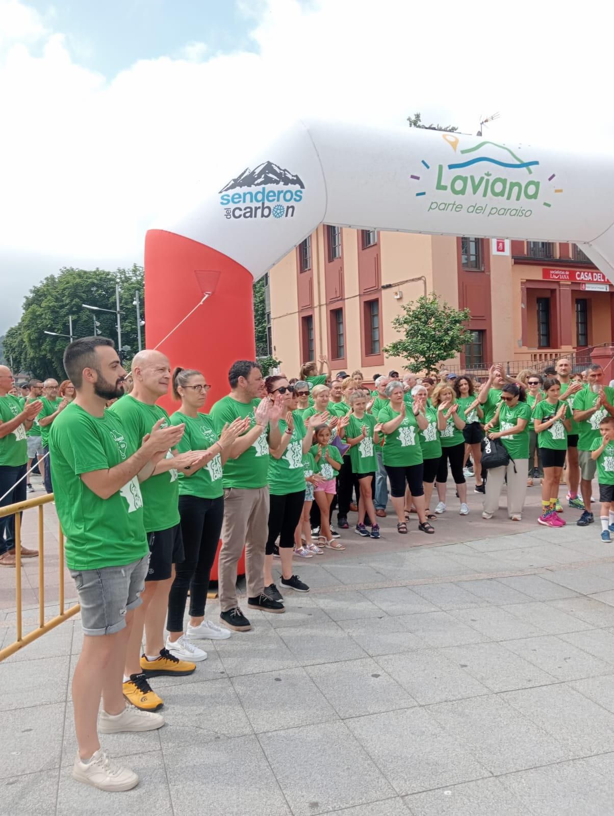 Doscientas personas marchan y escancian en Laviana para combatir la ELA