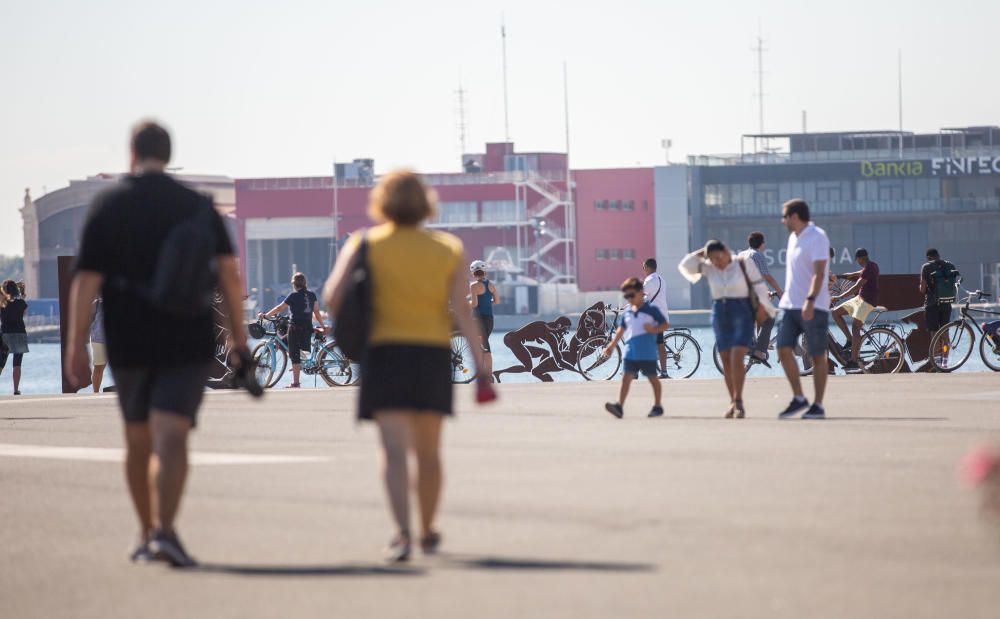 Ambiente festivo en la Marina y las playas por el Día del Pilar